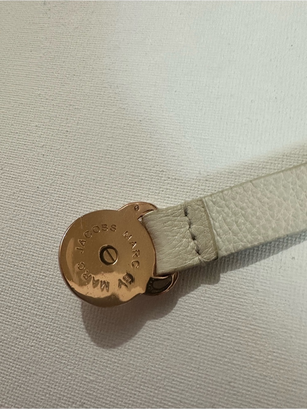 Marc Jacobs Cream White Leather Rose Gold Tined Logo Clasp Turnlock Bracelet - Picture 11 of 13